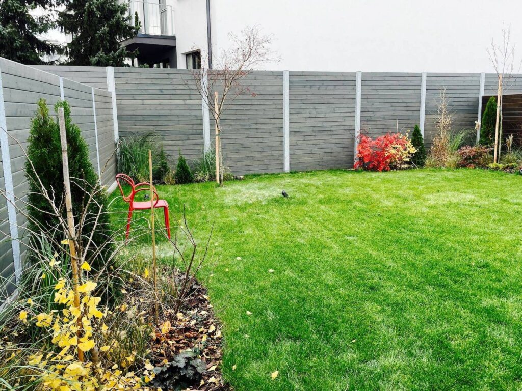 Pokládání travního koberce na malé zahradě a zapískování děr